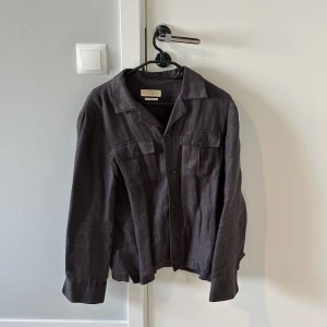 Linné overshirt East West - Stor flyttstädning Alla plagg i storlek S-M och passar ca 1.70-185cm samt 70-83kg  Finns i Uppsala