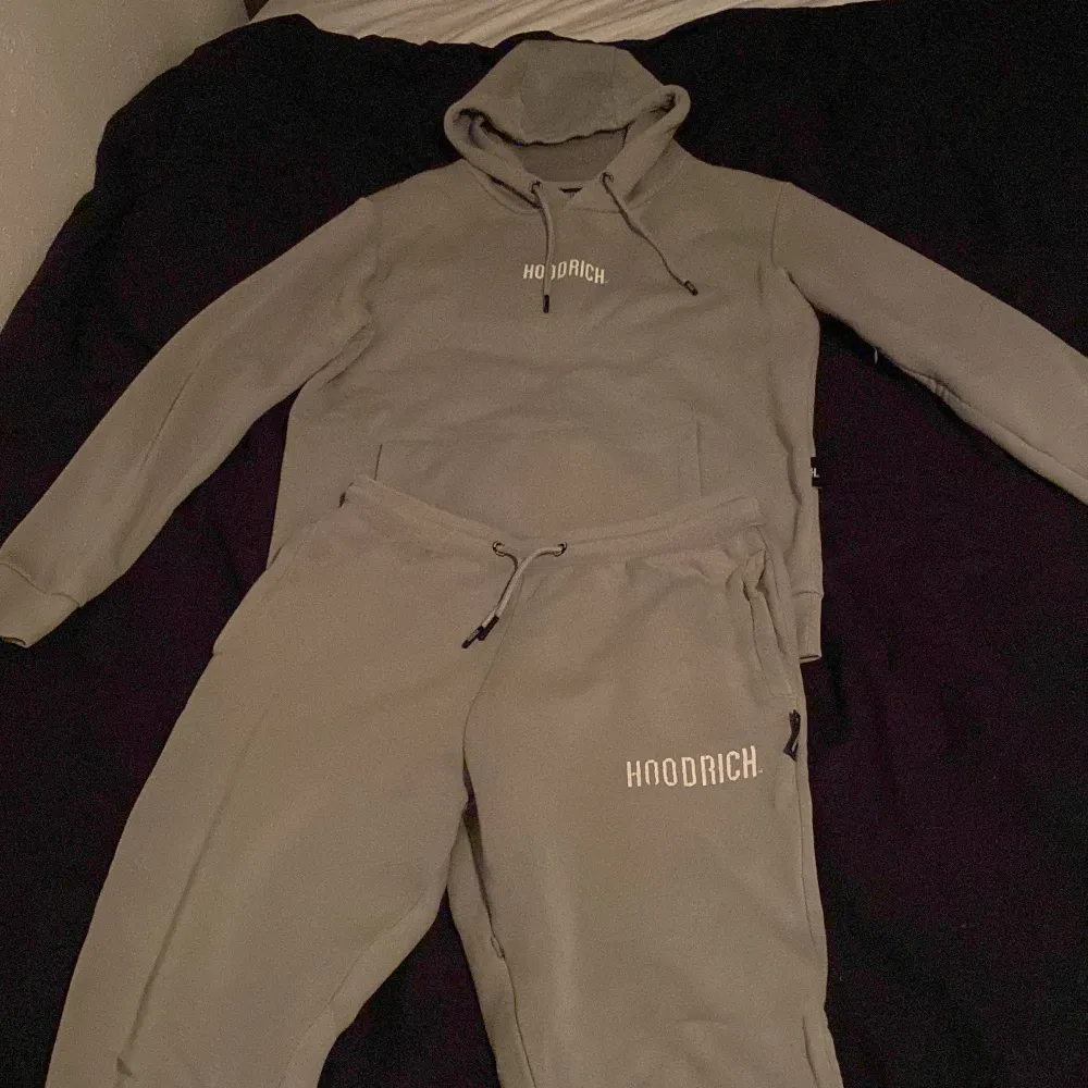 Säljer min gråa Hoodrich tracksuit på grund av att jag inte har på mig den längre. Jätte skön tracksuit och för bra pris, köpt på jd sports skriv gärna om ni har fler frågor.. Övrigt.