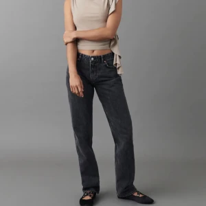 Low waisted jeans - Low straight jeans från gina. Jag skulle beskriva de som low/mid waist. Knappt använda o de har inga defekter. Säljer endast pga att de är för små💖 Nypris 500kr