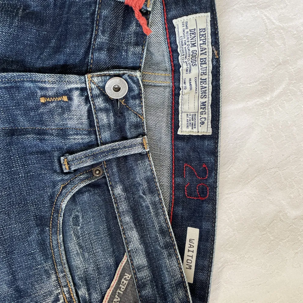 Säljer dessa mörkblå Replay Jeans som är perfekta nu till hösten. Modellen heter Waitom och storleken är 29/32. Hör av dig om du har frågor eller om du önskar fler bilder. Köparen står för frakt.. Jeans & Byxor.