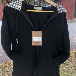 Burberry hoodie (helt ny) - Det är en hoodie från burbery, bara testat då jag beställde i fel storlek. Köpt på Farfetch för 3500kr , bara att skriva för några frågor😃