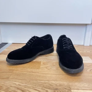 Dr Martens 1461 i svart sammet - Använda nån enstaka gång, väldigt bra skick 