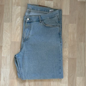 Ljusblåa vida jeans - Märke: Sweet Sktbs Storlek: L Skick: Nya