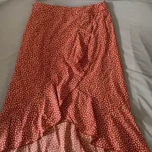 Röd blommig kjol storlek M från SHEIN, OANVÄND🤍💕