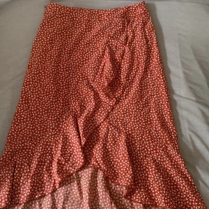 Lång kjol - Röd blommig kjol storlek M från SHEIN, OANVÄND🤍💕