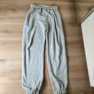 Gråa byxor - En liten fläck på högra benet