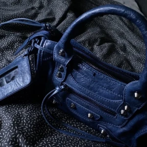 Väska  - Säljer denna balenica likade väskan spegel är tyvärr borta å darför säljer jag den billigare 