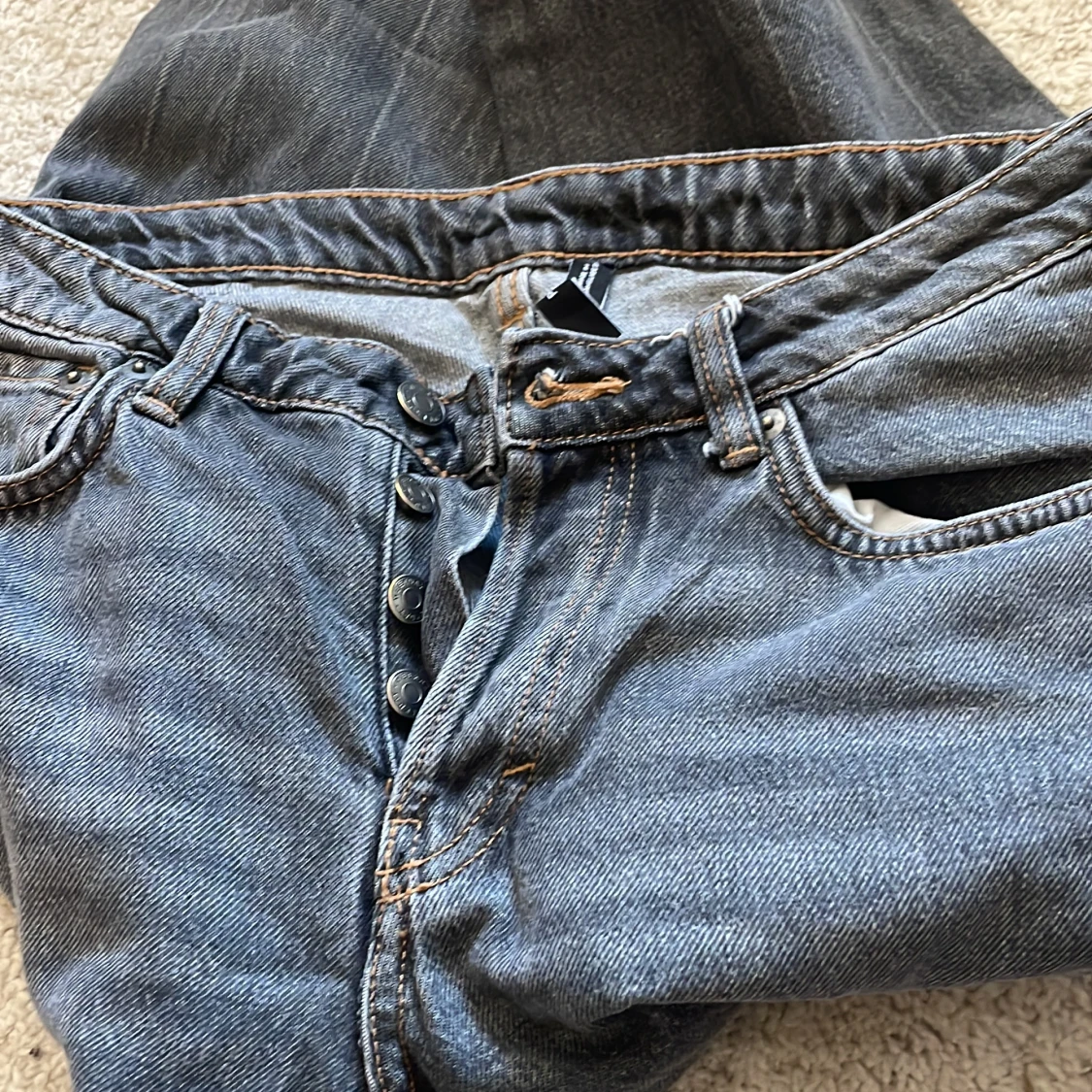 Gråa jeans från weekday  - 90