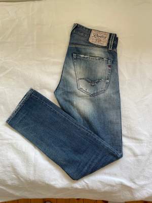Säljer dessa blå Replay Jeans. Modellen heter waitom och storleken är 29/32. Hör av dig vid frågor eller om fler bilder önskas.