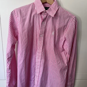 Rosa skjorta - Slimfit. Lite tjock.