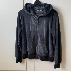 Tröja  - Superskön tröja med kedja & även luva. Storlek M. Mörkgrå/blå