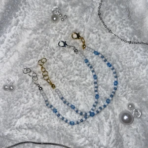 Handgjort pärlarmband ❤️‍🔥 - Detta jättefina handgjorda pärlarmbandet säljer jag för 20 kr! Det är gjort i elastisk tråd, det går även att ändra storleken med spännet för att det ska passa alla. Det finns i både silver- och guldspänne ❤️‍🔥🙌🏼