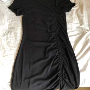 Kortärmad klänning från H&M i strl S, använd ett par gånger med inget synligt, har snörning som går justera