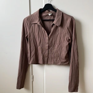 Topp - Topp med knappar. Storlek M. Använd 1 gång.