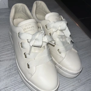 GANT skor - Säljer mina helt nya skor från Gant då det är fel storlek för mig. Dem är använda endast en gång utomhus! Skulle säga att färgen är en blandning av beige och äggvit. Skolåda ingår! Köpta för 1300 🤍 