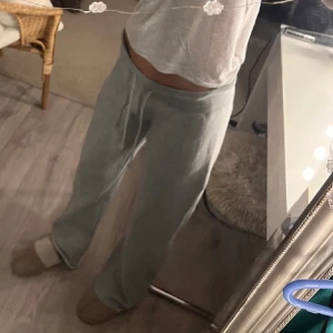 Brandy mjukis byxor  - Super mysiga byxor i one size från brandy Melville som är slutsålda💞 Använda en gång då jag har ett par liknande!!