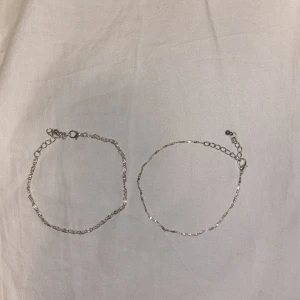 Fotlänkar silver🤍 - Två fina fotlänkar som jag köpte fel, trodde de var armband, använda en gång🤍