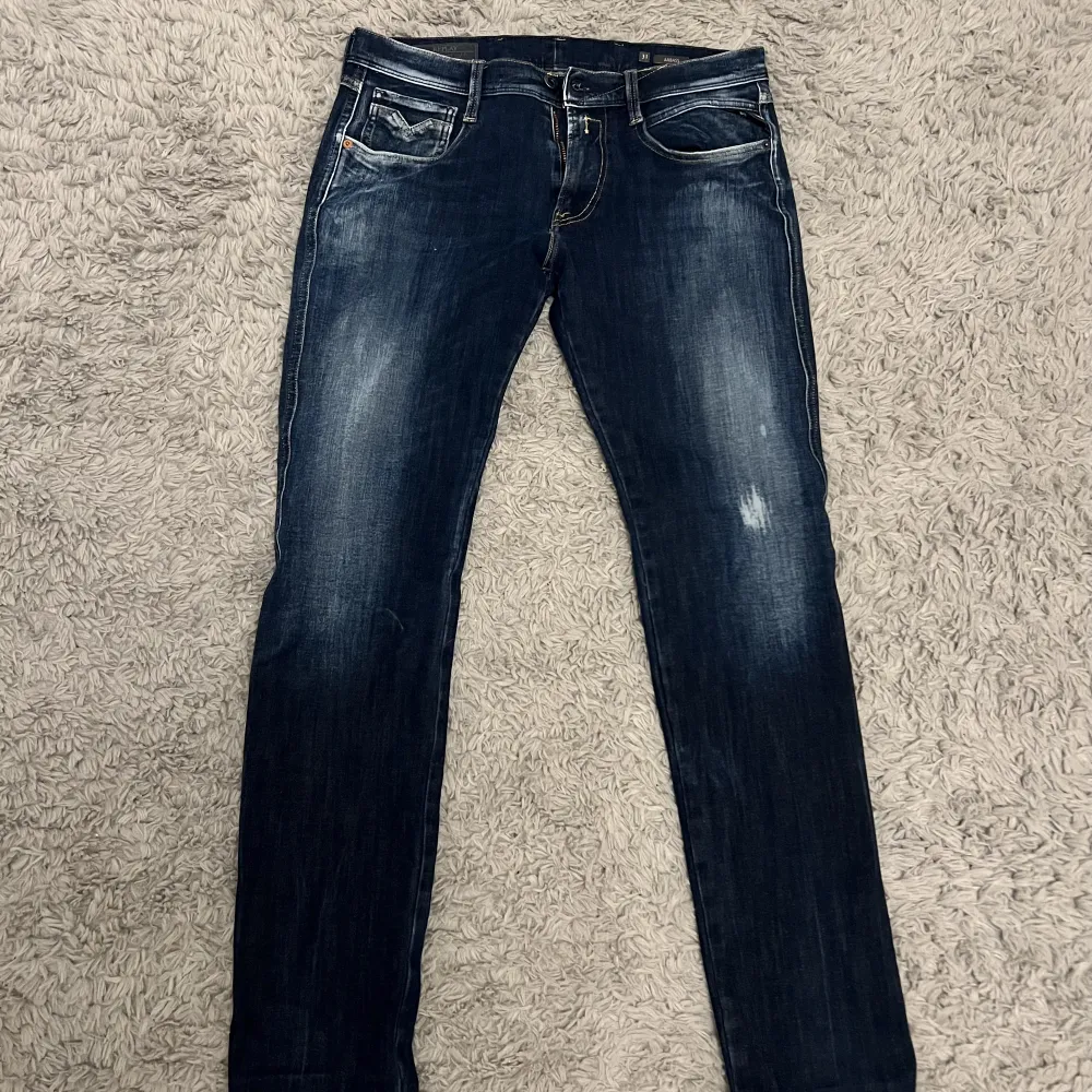 Säljer ett par riktigt feta Replay jeans (storlek 31) eftersom att de inte passar mig! Skicket är dunder (9/10 10/10)! Bara att skriva ett meddelande om du vill veta mer! Checka profilen för massa feta grejer! 🔥 . Jeans & Byxor.