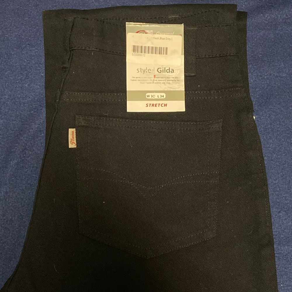 Helt nya svarta plaza jeans i modellen ”Gilda” o med prislappen kvar! Finns i flera storlekar: 1 st i storleken W29/L30, 1 st i storleken W30/L30, 2 st i storleken W30/L34. . Jeans & Byxor.