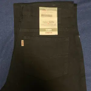 Helt nya svarta plaza jeans i modellen ”Gilda” o med prislappen kvar! Finns i flera storlekar: 1 st i storleken W29/L30, 1 st i storleken W30/L30, 2 st i storleken W30/L34. 