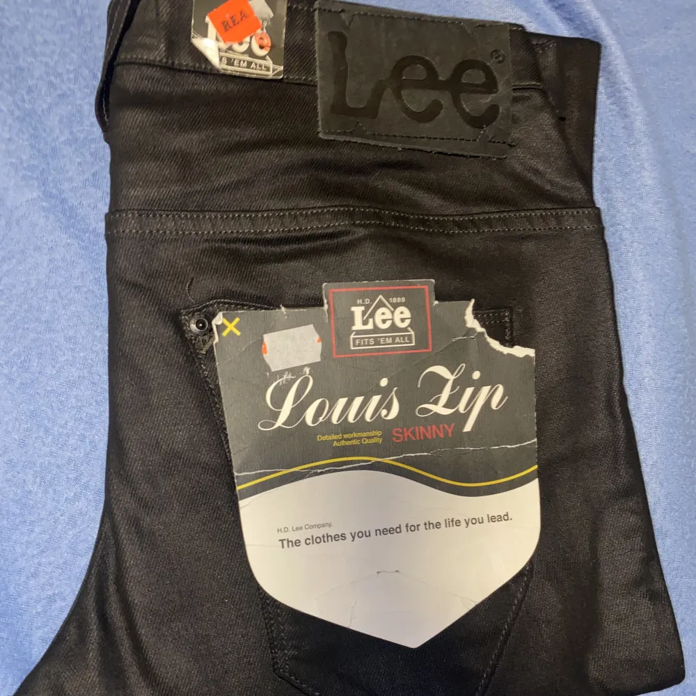Helt nya Lee Louis zip jeans med prislappen kvar. Finns i storlek W32/L33. . Jeans & Byxor.