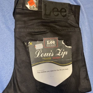 Lee jeans Louis zip - Helt nya Lee Louis zip jeans med prislappen kvar. Finns i storlek W32/L33. 