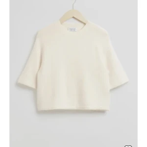 Slutsåld stickad tshirt  - Jättefin stickad tshirt som är helt slutsåld på hemsidan, i bra skick🙌 som passar till allt!! Nypris 690, (har även en likadan i beige till salu!!) 