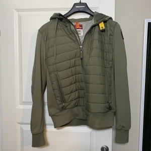 Parajumper jacka - Säljer min Parajumper Ivor eftersom den är lite för liten för mig. Den är köpt i sommras och är nästan aldrig använd och därför är den i väldigt bra skick.