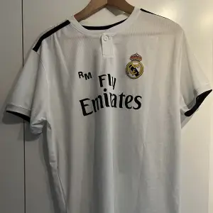 Real Madrid tröja med nummer 11 Bale på ryggen! Helt ny oanvänd! I storlek L