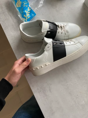 Valentinos skor stolek 42/43 - Tja, säljer nu mina Valentinos dom ser ut ungefär som nya inte använt dom så mycket kan gå att sänka priset vid en snabb affär 