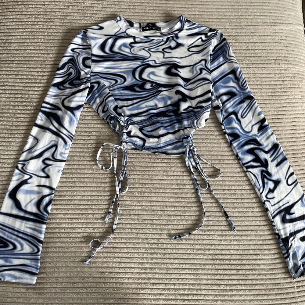 Säljer denna tröja från SHEIN och är i storlek S! Använd 3 gånger så den är som ny och har detaljer på sidan med knyten även utsvängda armar!  Väldigt fin men den har ej kommit till användning tyvärr för mig.. Toppar.