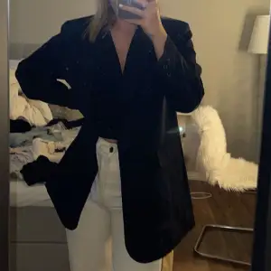 Säljer denna blazer från bikbok i storlek XS/S. Oversized. Sparsamt använd. Köpt för 699kr