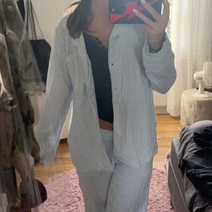 Pyjamas  - Säljer nu mitt randiga pyjamas set! Storlek M men sitter mer som S. 