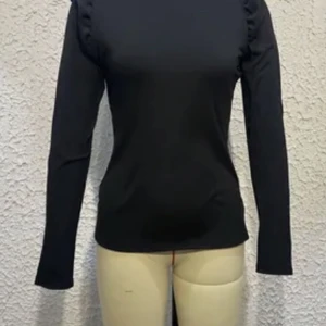 Stockholms still tröja - En såå fin ribbad rätt så tajt tröja med volanger vid ärmarna. Nästan helt oanvänd