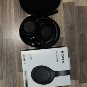 Sony WH-1000XM4  - Nyskick. Original pris 3500 kr. Kan mötas i Stockholm. Fodral, förpackning, laddare, och adapter ingår. 