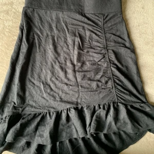 Svart kjol - Svart kjol med volanger 