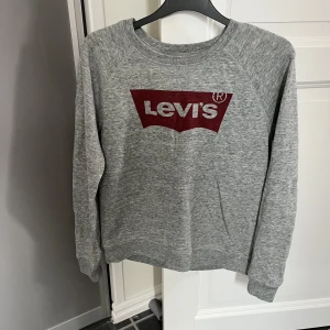Levi’s tröja  - Grå Levi’s tröja i storlek S. Mycket fint skick. 70kr plus frakt.  Har mycket fler plagg ute tillsalu! 