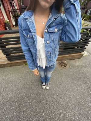 Superfin blå jeansjacka  - Blå jeansjacka i superfint skick, den är ganska varm och har bra fickor! 
