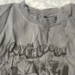 Tshirt - Grå tshirt med tryck, fint skick utan anmärkningar, inte sliten, utan lite vintagekänsla. Från Brandy Melville 