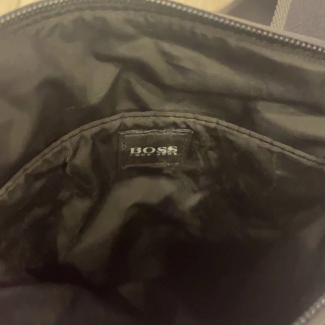 Hugo boss axelväska  - 91