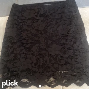 Tajt spets kjol - En jätte fint spets kjol, man väljer själv hur kort eller lång man vill ha den. Den är väldigt töjbar så passar dom flesta skulle jag säga.( hjälper en vän)