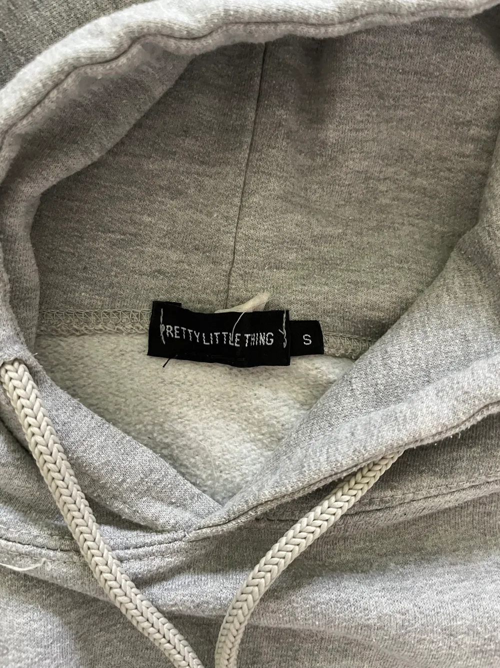 En vanlig grå hoodie i lite oversize. Använd men inga tydliga defekter 😊 . Hoodies.