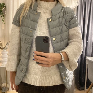 Kortärmad jacka - Säljer denna så fina kortärmade hernoliknande jackan💕💕perfekt till hösten