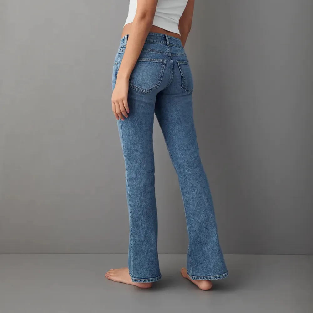 Lågmidjade jeans från Gina Tricot, aldrig använda, slutsålda på hemsidan, storlek 36🤍 Kontakta mig för fler bilder. Jeans & Byxor.