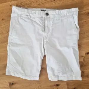 Vita chinosshorts från Dobber i bra skick. Storlek 30 i midjan. Skickas snabbt efter betalning!