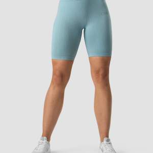 Icaniwill shorts i storlek S. Tycker dem är mindre stark blå irl än på iciw:s egna bild. Frakt i postnord blå 45 kr.