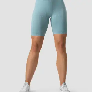 Icaniwill shorts i storlek S. Tycker dem är mindre stark blå irl än på iciw:s egna bild. Frakt i postnord blå 45 kr.