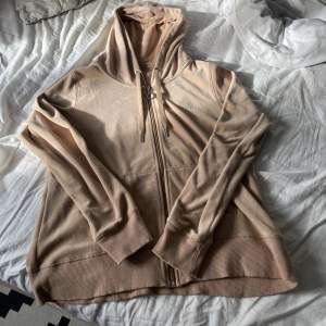 Beige luvtröja från Lavis Luxury i stlr XL, 120kr + frakt 60kr.