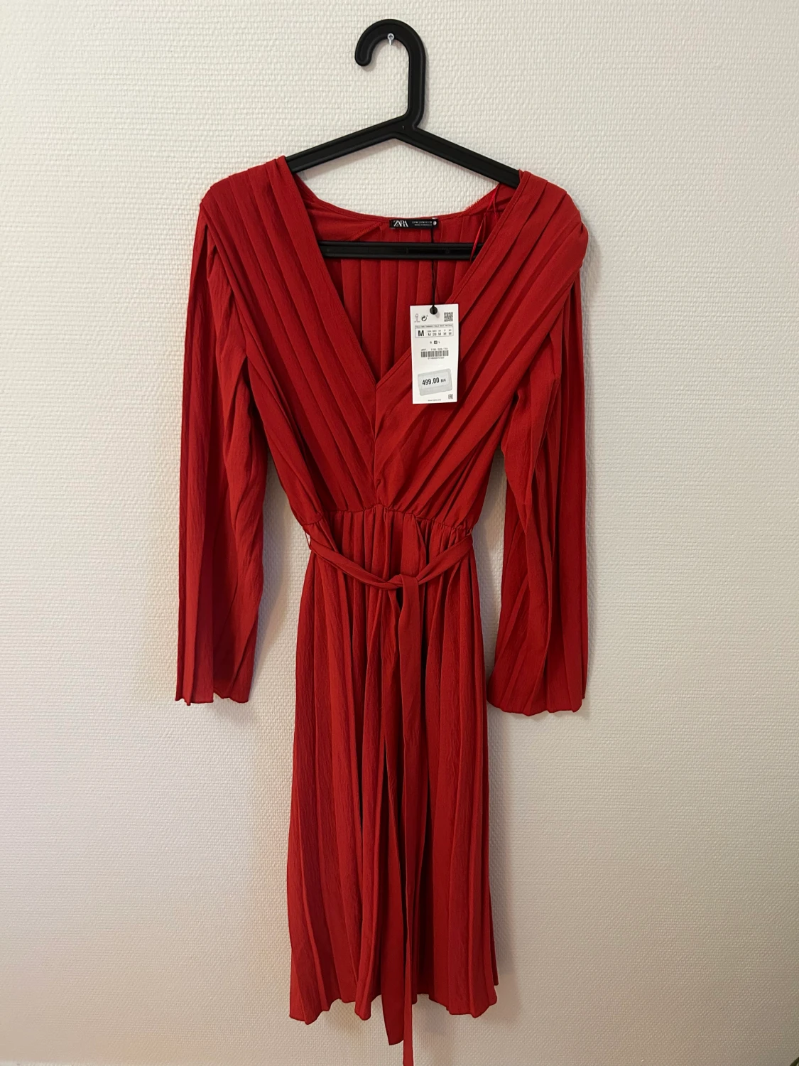 Röd plisserad klänning