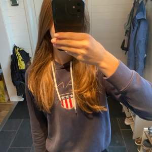 GANT hoodie i storlek M💙 Den är använd men fortfarande i bra skick så säljer billigt🩷